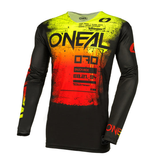 A person in full motocross gear, viewed from the back. The outfit includes a black helmet with red and yellow accents, an O'Neal 2025 Youth MAYHEM Scarz Jersey in black and red, made of breathable fabric, black gloves, black pants, and black motocross boots. The person stands with hands on hips.