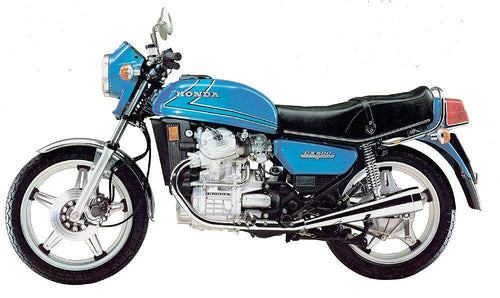 Image of the Honda GL 400 V Twin Bike-Pack Kit, featuring a sleek black EVO-12 Pack with a red accent. An adjustable Evo-Rack is mounted on the bike, and an L-Bracket with screws and bolts is laid out in a versatile format. Brand: Ventura.