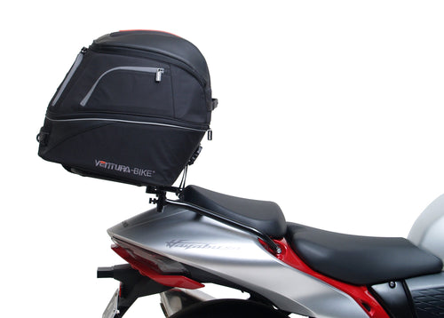 Image displaying a Ventura EVO-12 Bike-Pack Kit for Suzuki GSX 1300 R Hayabusa Gen III (21→), with a black EVO-12 pack, Evo-Rack Sport-Rack on the motorcycle, and labeled L-bracket with screws on a white background.