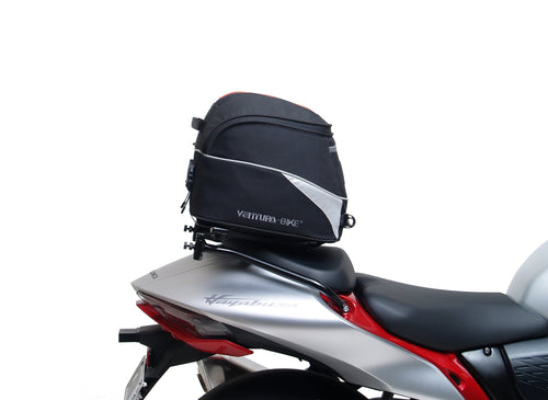Image displaying a Ventura EVO-12 Bike-Pack Kit for Suzuki GSX 1300 R Hayabusa Gen III (21→), with a black EVO-12 pack, Evo-Rack Sport-Rack on the motorcycle, and labeled L-bracket with screws on a white background.