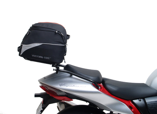 Image displaying a Ventura EVO-12 Bike-Pack Kit for Suzuki GSX 1300 R Hayabusa Gen III (21→), with a black EVO-12 pack, Evo-Rack Sport-Rack on the motorcycle, and labeled L-bracket with screws on a white background.