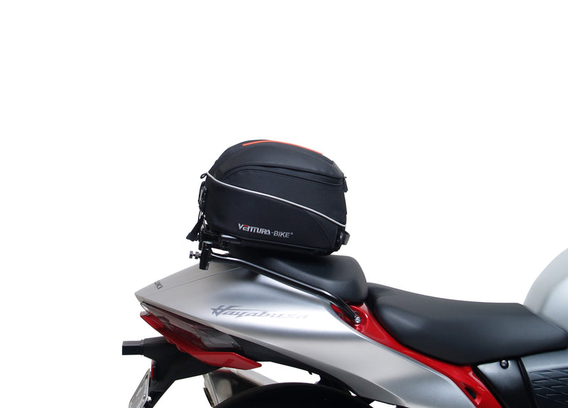 Image displaying a Ventura EVO-12 Bike-Pack Kit for Suzuki GSX 1300 R Hayabusa Gen III (21→), with a black EVO-12 pack, Evo-Rack Sport-Rack on the motorcycle, and labeled L-bracket with screws on a white background.