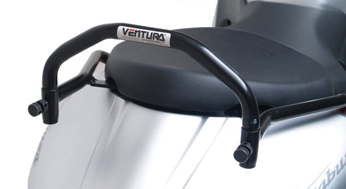 Image displaying a Ventura EVO-12 Bike-Pack Kit for Suzuki GSX 1300 R Hayabusa Gen III (21→), with a black EVO-12 pack, Evo-Rack Sport-Rack on the motorcycle, and labeled L-bracket with screws on a white background.