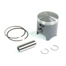 A Wossner Piston Kit for the Husaberg TE125 (2012-2014) and various KTM and Husqvarna 125 models, including a piston, wrist pin, two piston rings, and two circlips is displayed on a white background. The metallic, cylindrical piston showcases intricate machining details while the wrist pin and circlips are positioned nearby.